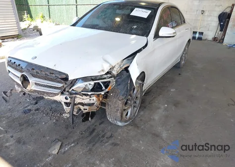 2015 Mercedes-Benz C 300 4Matic/Luxury 4Matic/Sport 4Matic z USA, uszkodzony, nr VIN 55SWF4KBXFU084352